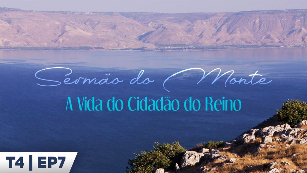 Série Escola Bíblica Sermão do Monte - O que pedir ao Senhor? Imagem de uma paisagem vista do alto de um monte, onde uma parte do pico aparece no canto inferior direito. No horizonte está o Mar da Galileia, e mais além uma cordilheira. No centro, o título da série em azul: "Sermão do Monte - A vida do cidadão do Reino", onde 'Sermão do Monte' está escrito em letras corridas, e abaixo, o subtítulo 'A vida do cidadão do Reino', em letras imprensa. No canto inferior esquerdo, indicando a temporada e o episódio da sério: "Temporada 4 - Episódio 7".