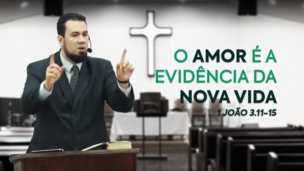 Imagem cujo fundo está desfocado, e é uma foto da parede de trás da nave da igreja, com uma cruz e, mais à frente, bancos aos lados. Em destaque, do lado esquerdo, está o Rev. Thiago Mattos atrás do púlpito. E ao lado direito, o título e a passagem bíblica do sermão em verde: "O amor é a evidência da nova vida - 1 João 3.11-15".