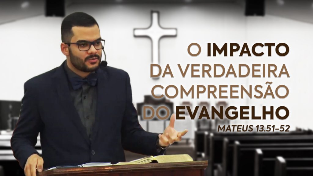 Imagem cujo fundo está desfocado, e é uma foto da parede de trás da nave da igreja, com uma cruz e, mais à frente, bancos aos lados. Em destaque, do lado esquerdo, está o Rev. Lucas Maracci atrás do púlpito. E ao lado direito, o título e a passagem bíblica do sermão em marrom: "O impacto da verdadeira compreensão do Evangelho - Mateus 13.51-52".