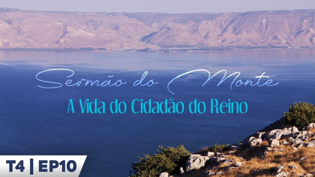 Imagem de uma paisagem vista do alto de um monte, onde uma parte do pico aparece no canto inferior direito. No horizonte está o Mar da Galileia, e mais além uma cordilheira. No centro, o título da série em azul: "Sermão do Monte - A vida do cidadão do Reino", onde 'Sermão do Monte' está escrito em letras corridas, e abaixo, o subtítulo 'A vida do cidadão do Reino', em letras imprensa. No canto inferior esquerdo, indicando a temporada e o episódio da sério: "Temporada 4 - Episódio 10.".