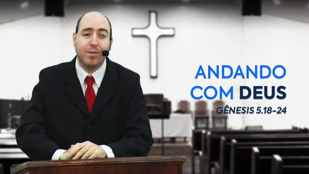 Imagem cujo fundo está desfocado, e é uma foto da parede de trás da nave da igreja, com uma cruz e, mais à frente, bancos aos lados. Em destaque, do lado esquerdo, está o Rev. Thiago Mattos atrás do púlpito. E ao lado direito, o título e a passagem bíblica do sermão em azul: "Andando com Deus - Gênesis 5.18-24".