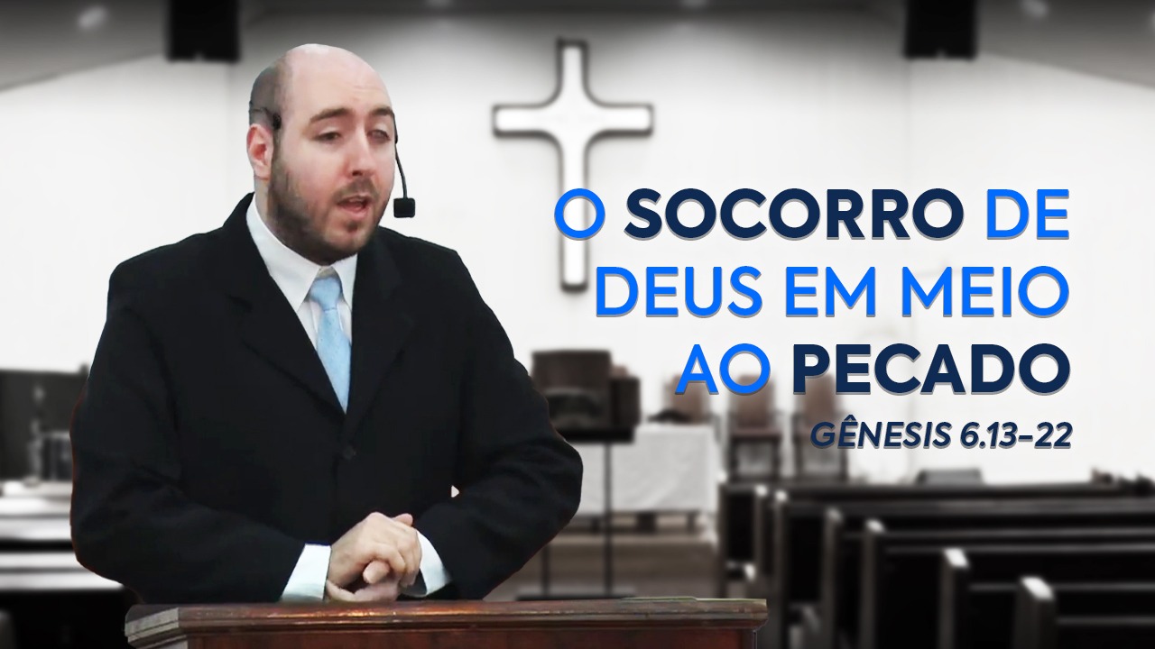Imagem cujo fundo está desfocado, e é uma foto da parede de trás da nave da igreja, com uma cruz e, mais à frente, bancos aos lados. Em destaque, do lado esquerdo, está o Rev. Patrick Sfair atrás do púlpito. E ao lado direito, o título e a passagem bíblica do sermão em azul: "O socorro de Deus em meio ao pecado - Gênesis 6.13-22".
