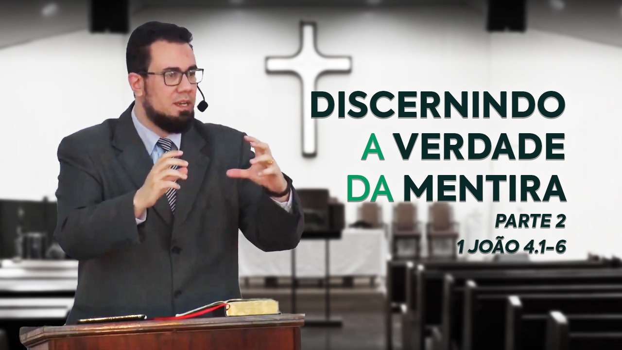 Imagem cujo fundo está desfocado, e é uma foto da parede de trás da nave da igreja, com uma cruz e, mais à frente, bancos aos lados. Em destaque, do lado esquerdo, está o Rev. Thiago Mattos atrás do púlpito. E ao lado direito, o título e a passagem bíblica do sermão em verde: "Discernindo a verdade da mentira - parte 2 - 1 João 4.1-6".